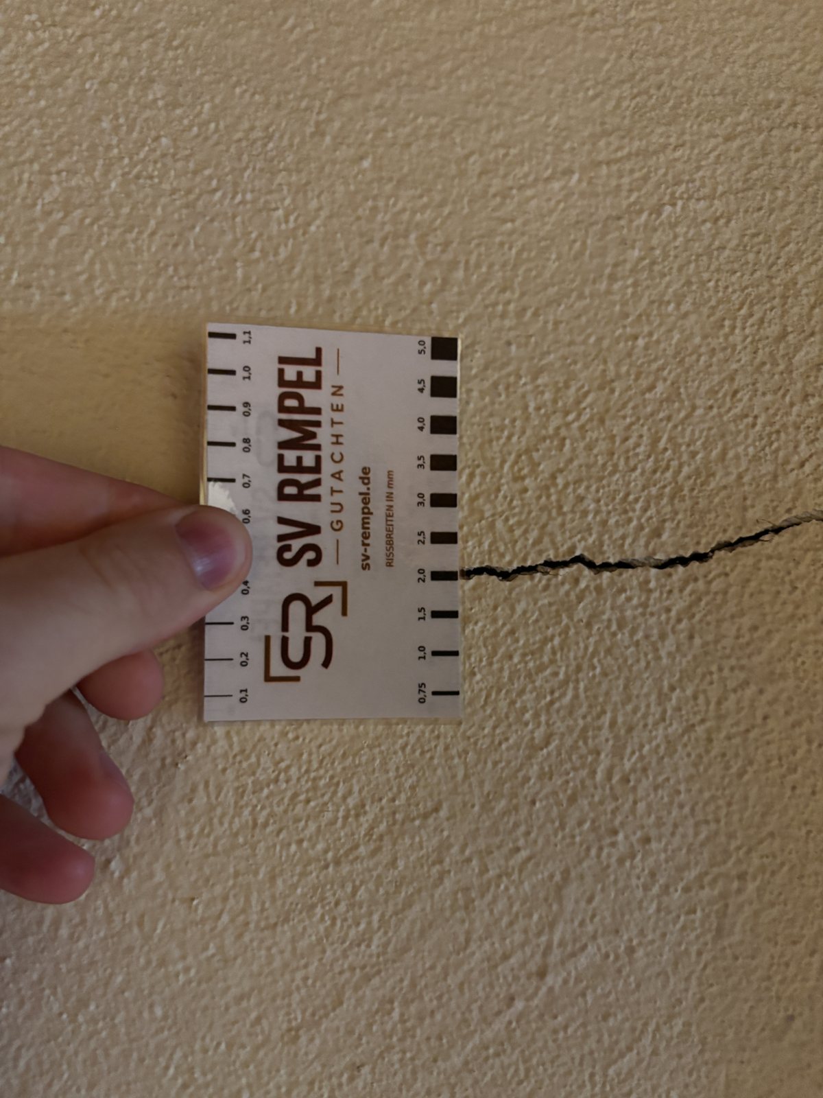 Rissaufnahme mit Rissbreitenlineal von SV Rempel
